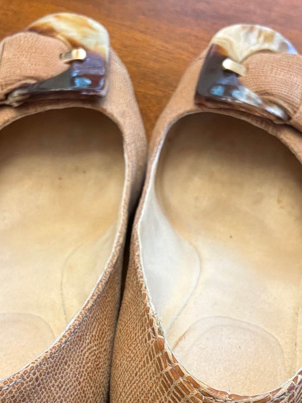 Stuart Weitzman Tan Leather Bow Flats with Tortoiseshell Accent - Picture 10 of 10